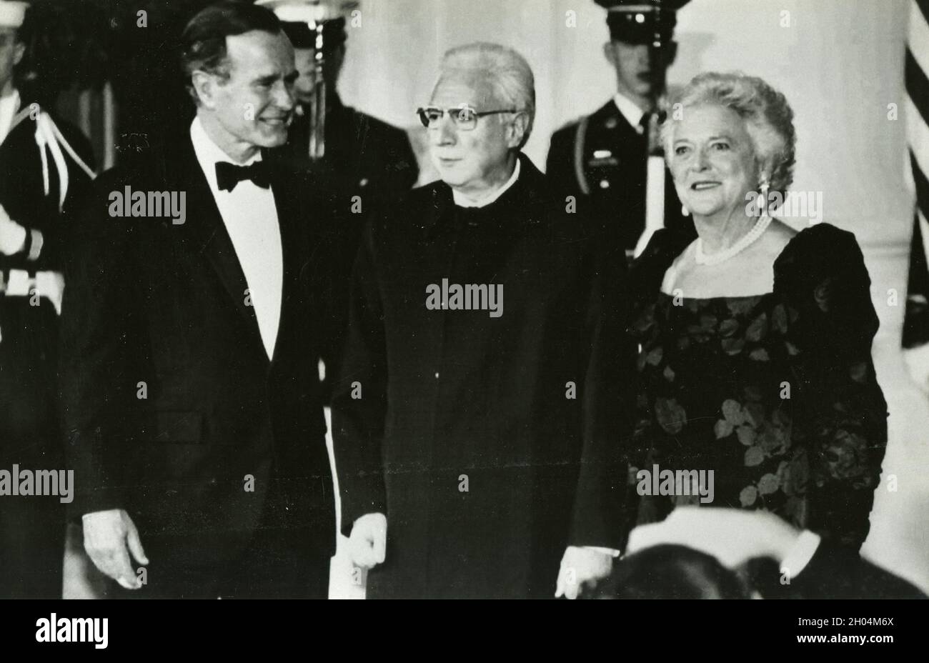 Der amerikanische Präsident George Bush und seine Frau Barbara sowie der italienische Präsident Francesco Cossiga, 1980er Jahre Stockfoto