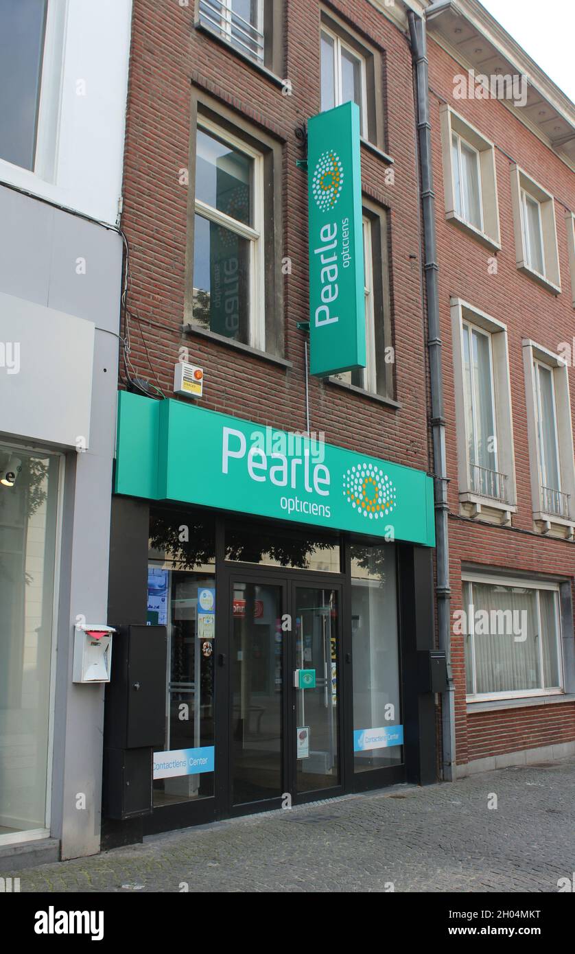 AALST, BELGIEN, 10. OKTOBER 2021: Außenansicht eines Pearle Optikerlades. Pearle ist ein Eyecare-Kettenhaus mit über 200 Filialen in Belgien. Stockfoto