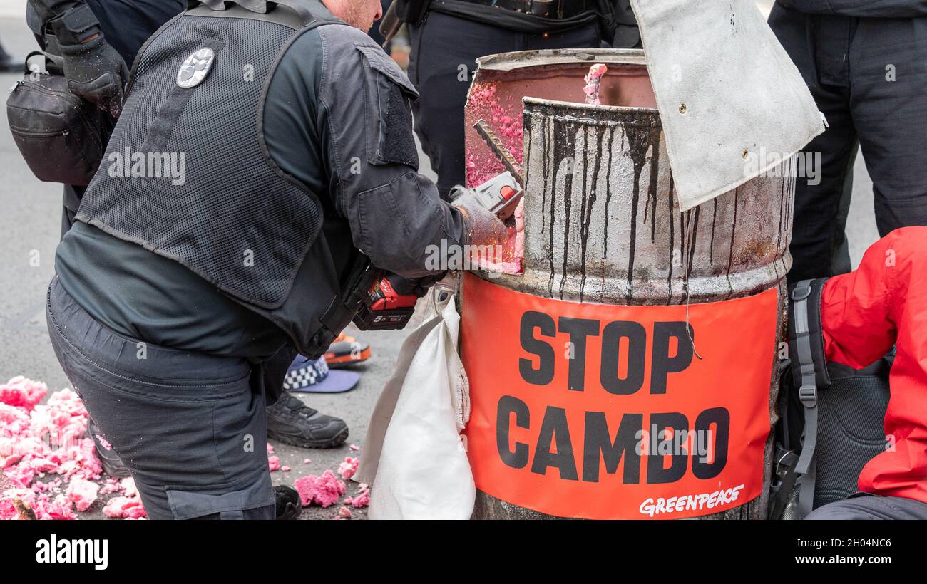 London, Großbritannien. Oktober 2021. Greenpeace-Aktivisten blockieren Whitehall vor der Downing Street London wegen des ölfeldes cambo und werden von der Polizei und dem Team zur Entfernung von Protestaktionen entfernt.Quelle: Ian Davidson/Alamy Live News Stockfoto