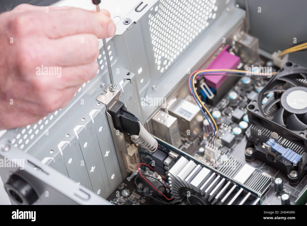 Installieren einer Grafikkarte in einem Computer Stockfoto