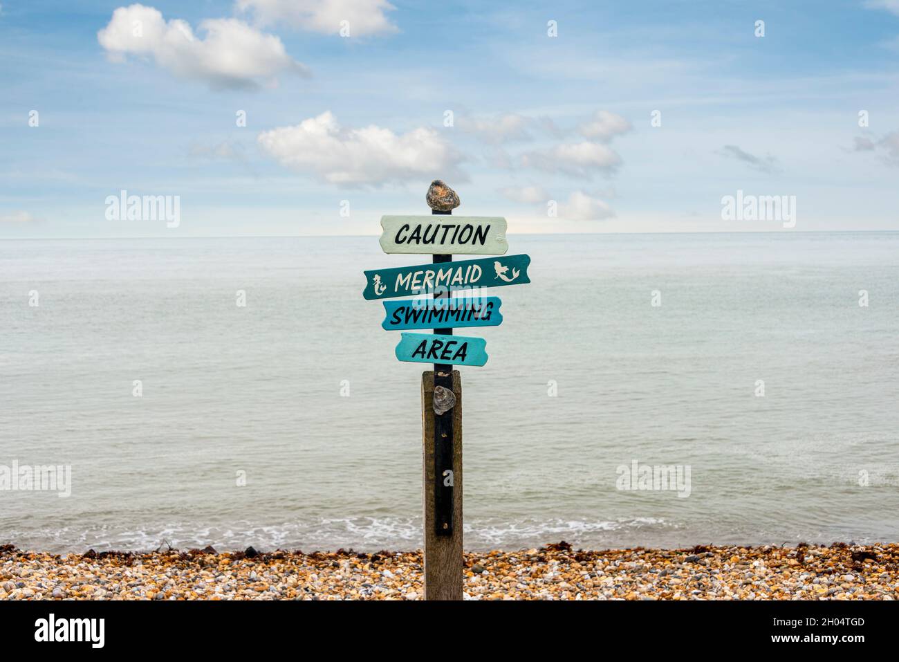 Vorsicht Meerjungfrau-Schwimmbereich, Schild am Strand in Selsey, West Sussex, Großbritannien. Stockfoto