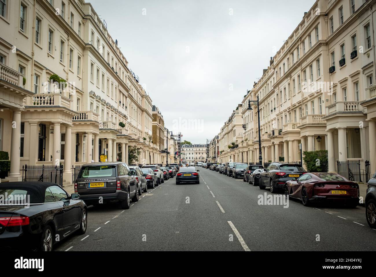 Die Straße der nobeleren Stadthäuser in Belgravia / Knightsbridge - London Stockfoto