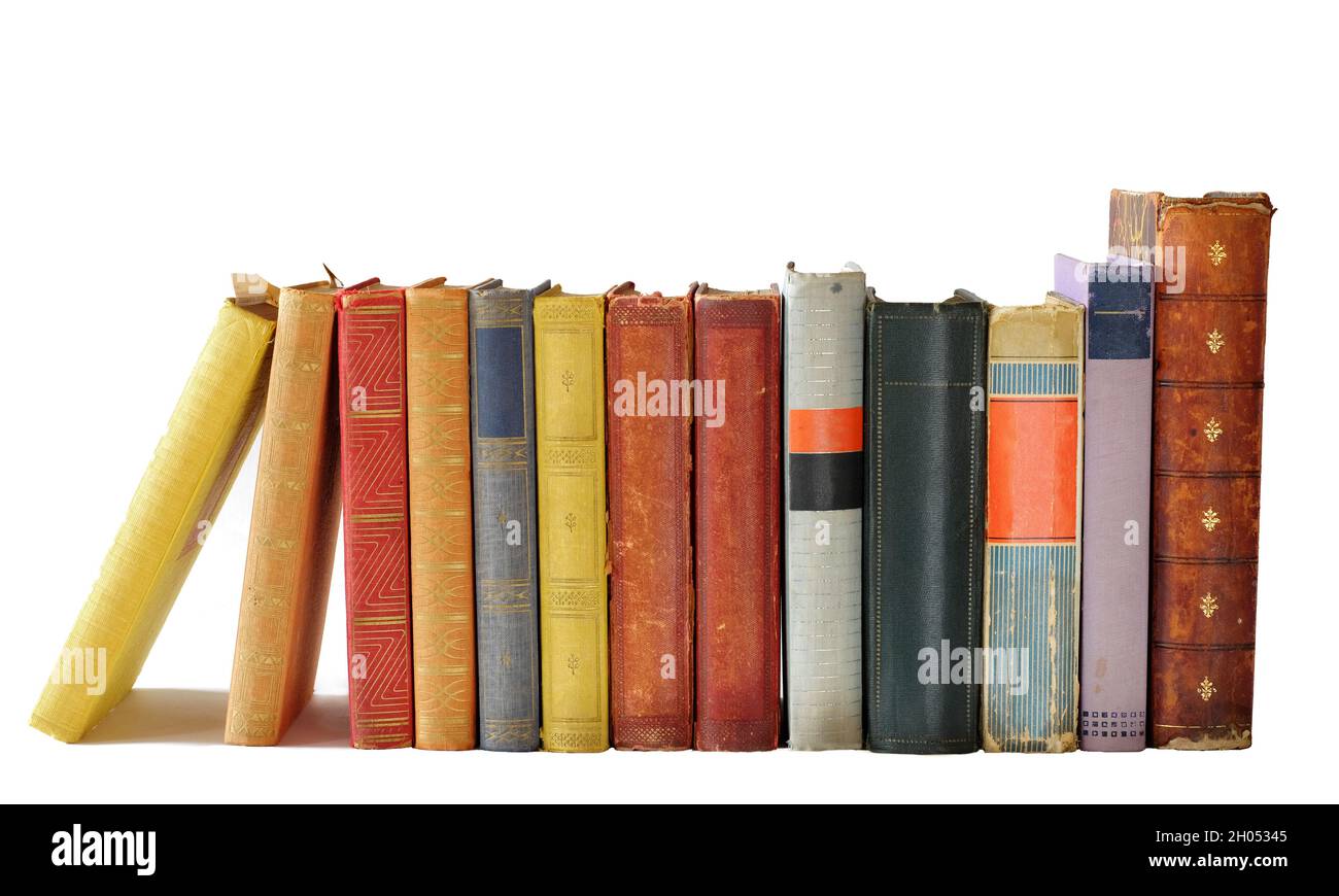 Bücherreihe auf weißem Hintergrund isoliert. Lesen, Literatur, Bildung, Bibliothek, Home Office, Back-to-School-Konzept, Kopierraum. Stockfoto