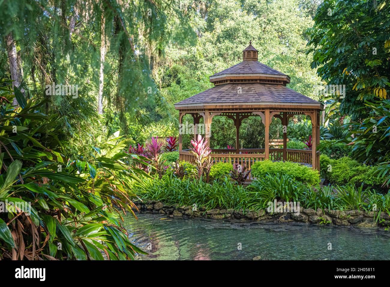 Malerischer Holzpavillon in den formellen Gärten des Washington Oaks Gardens State Park in Palm Coast, Florida. (USA) Stockfoto