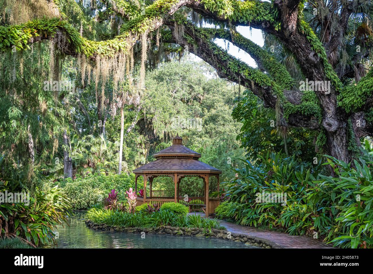 Holzpavillon am Wasser in den formellen Gärten des Washington Oaks Gardens State Park in Palm Coast, Florida. (USA) Stockfoto