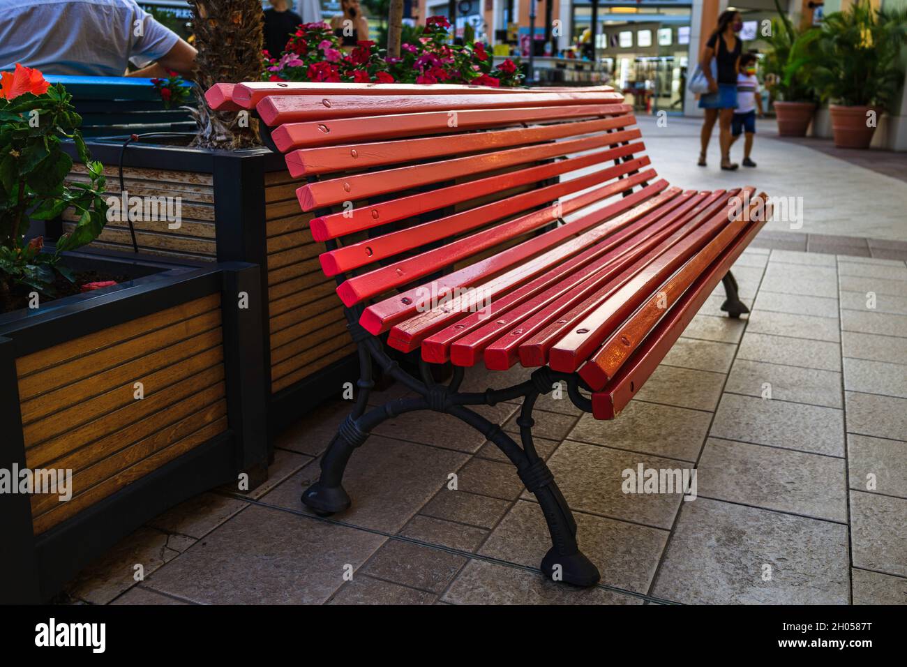 Holzbank zum Entspannen im Einkaufszentrum Stockfoto