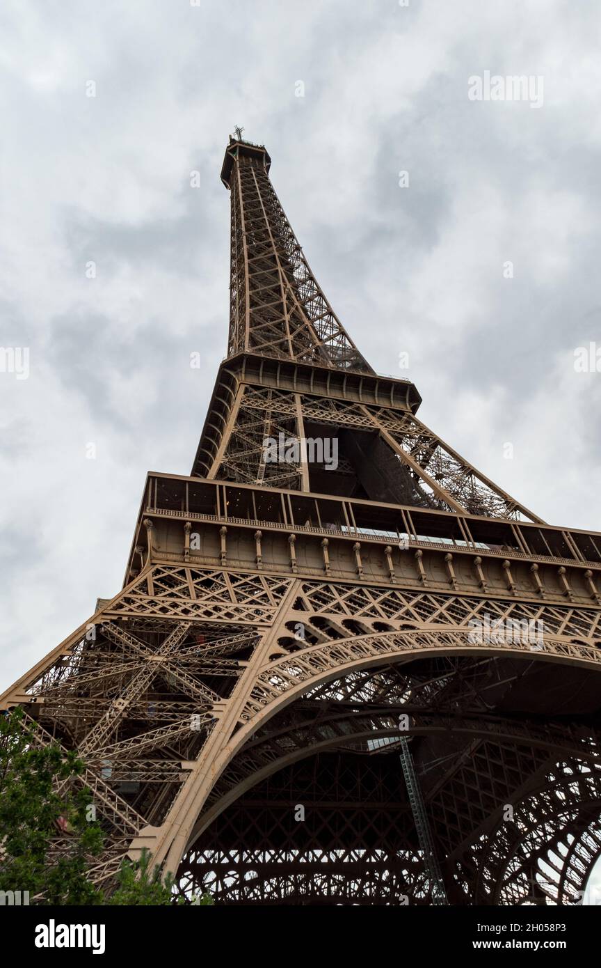 Detail des Eiffelturm von unten Stockfoto