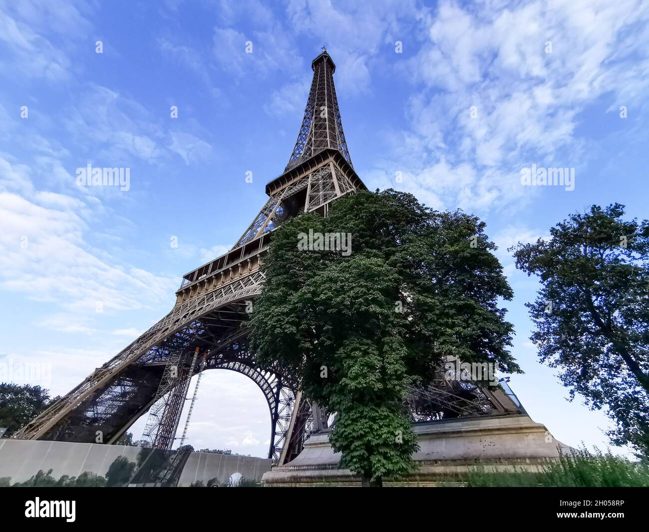 Detail des Eiffelturm von unten Stockfoto