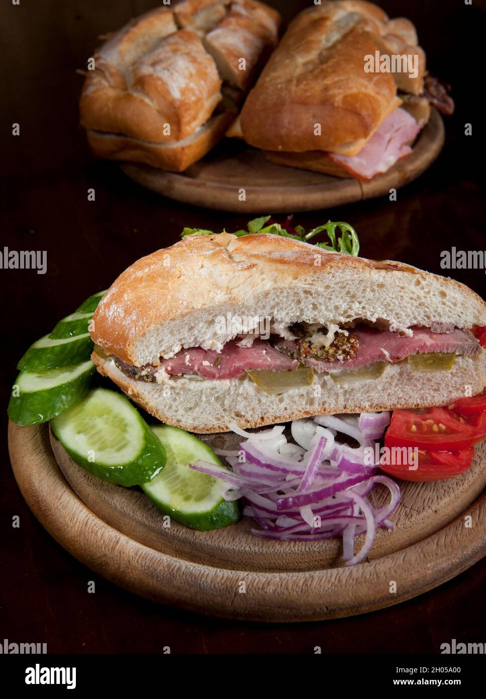 Braten Sie das Rinderbrot-Sandwich auf einem Holztablett Stockfoto