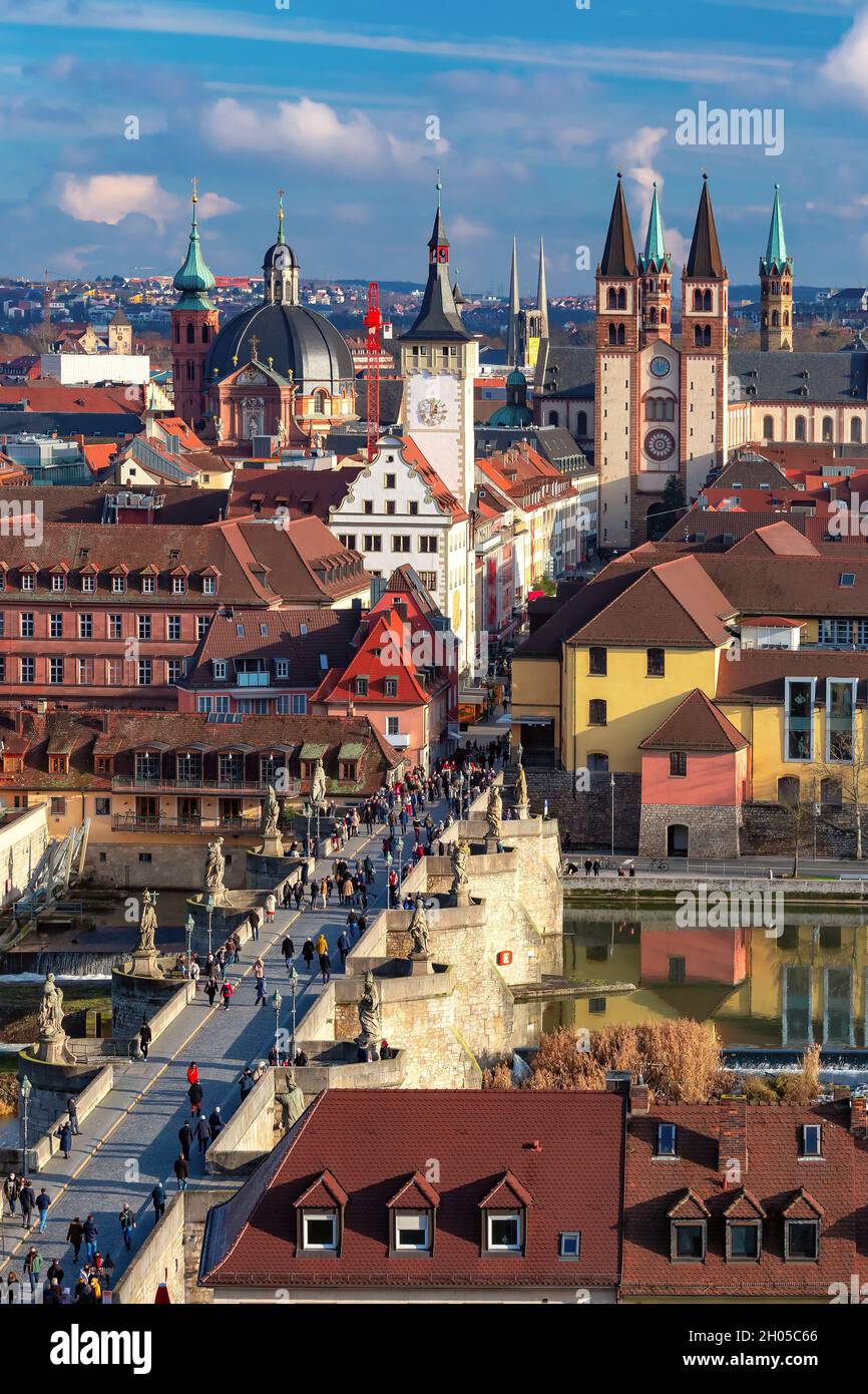 Luftaufnahme der Altstadt mit Dom und Rathaus in Würzburg, Franken, Bayern, Deutschland Stockfoto