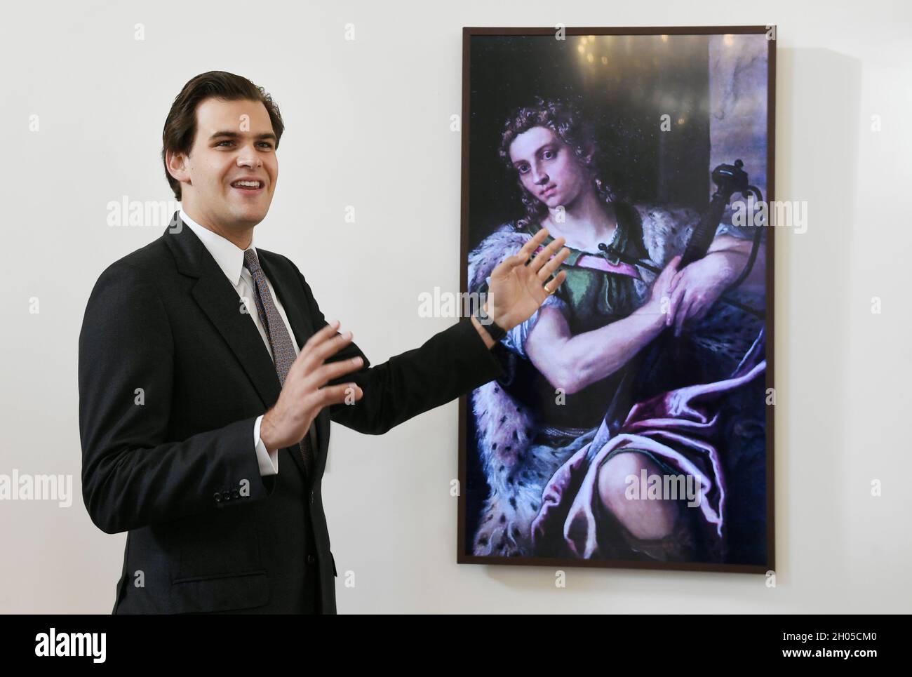 Prag, Tschechische Republik. Oktober 2021. William Lobkowicz Jr. spricht während einer Pressekonferenz zur Eröffnung der fünftägigen Ausstellung Non-fungible Castle (NFT) am 11. Oktober 2021 in Prag, Tschechische Republik. Um Artefakte zu enthüllen, die in der realen Welt nicht existieren und nur in digitaler Form im Besitz sein können. Kredit: Michaela Rihova/CTK Foto/Alamy Live Nachrichten Stockfoto