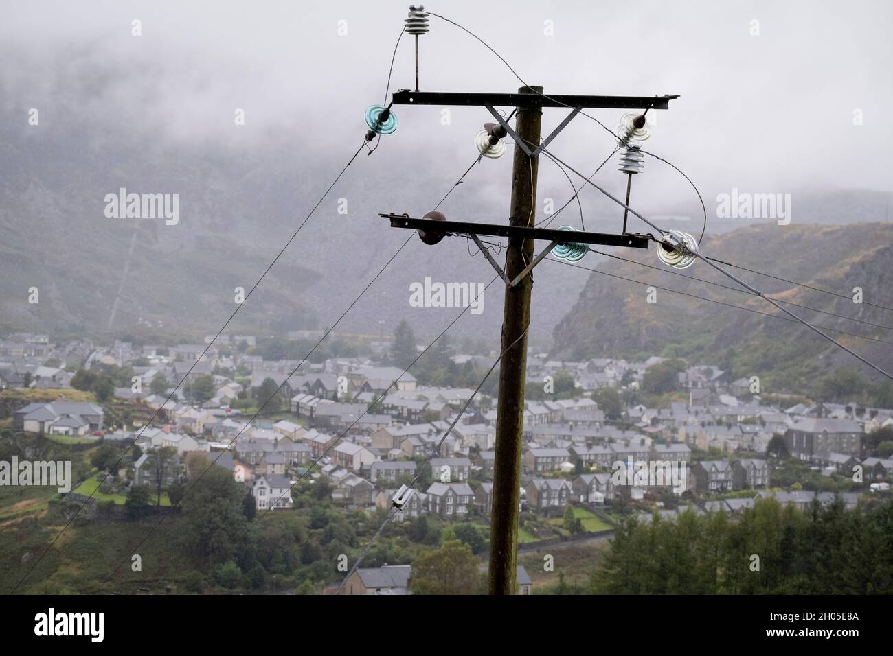Über der walisischen Stadt Blaenau Ffestiniog stehen am 2. Oktober 2021 ein Strommast und Leiter in Blaenau Ffestiniog, Gwynedd, Wales. (Die vollständige Bildunterschrift über die Schieferindustrie finden Sie hier in der Beschreibung). Stockfoto
