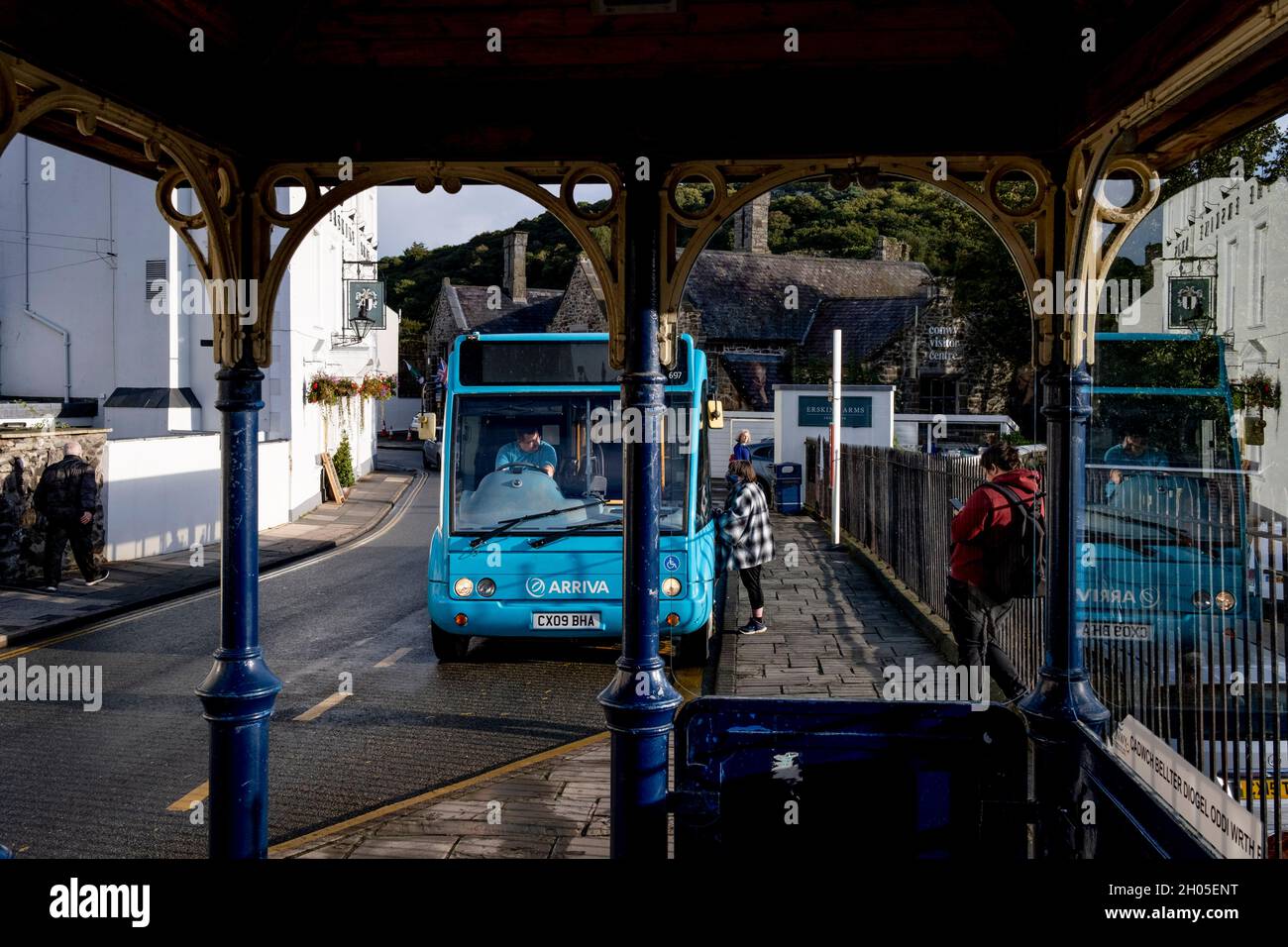 Ein Passagier bestieg am 4. Oktober 2021 in Conwy, Gwynedd, Wales, einen Arriva-Bus an der Bushaltestelle vor dem Bahnhof im Stadtzentrum von Conwy. Stockfoto