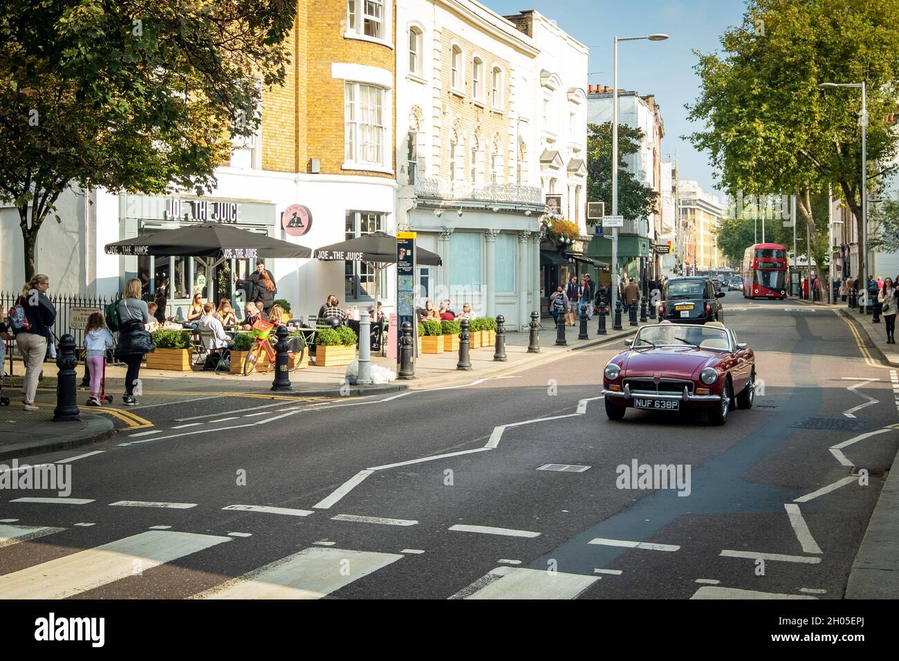 London - 2021. Oktober: King’s Road in Chelsea, eine berühmte, gehobene Straße mit exklusiven Modeläden und Restaurants. Stockfoto