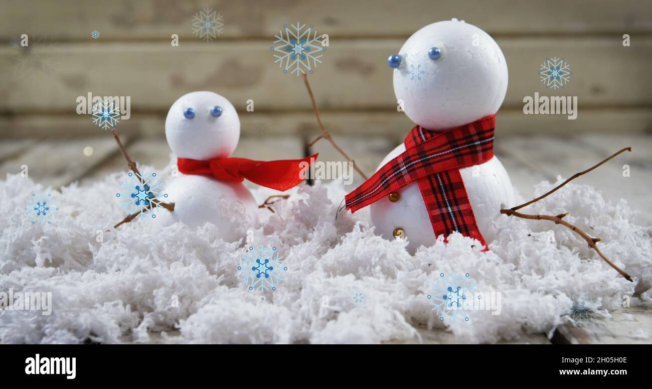 Bild des Schnees, der zu weihnachten über Schneemänner fällt Stockfoto