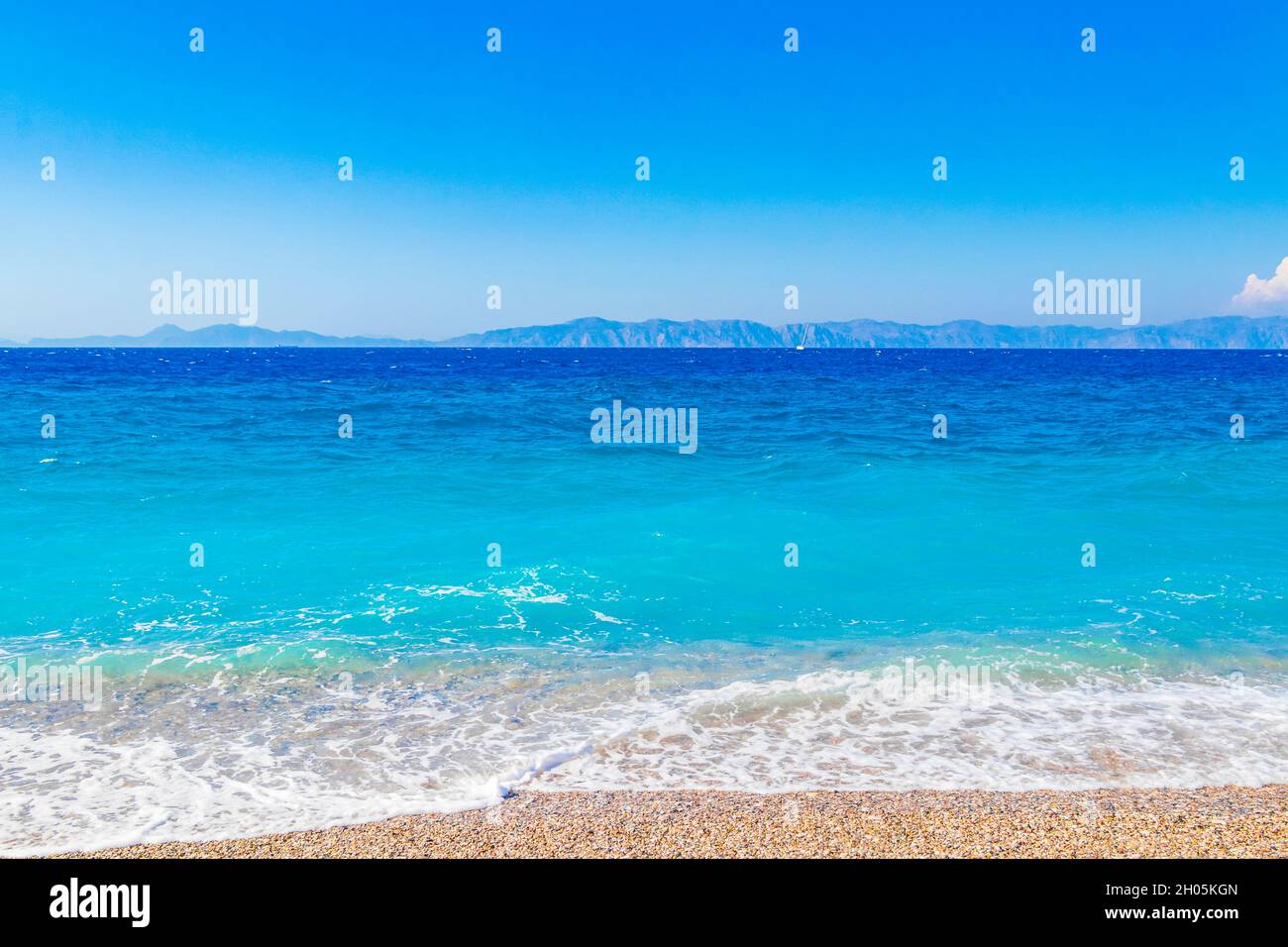 Elli Strandküstenlandschaft mit türkisblauem Wasser und Blick auf die Türkei auf Rhodos Griechenland. Stockfoto