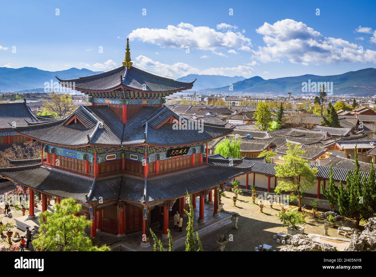 Yunnan, China - 22. März 2016: Historische Wahrzeichen und Architektur in der alten Stadt Lijiang, dem Mufu-Palast. Stockfoto