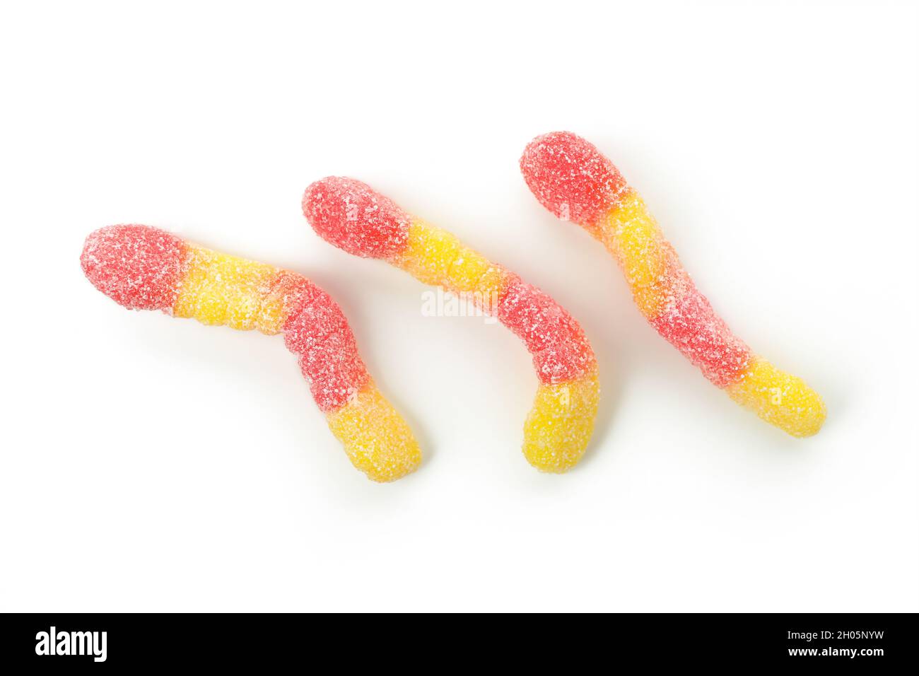 Leckere Gummis isoliert auf weißem Hintergrund, farbenfrohe Gelee-Bonbons ausgeschnitten für die Party Stockfoto
