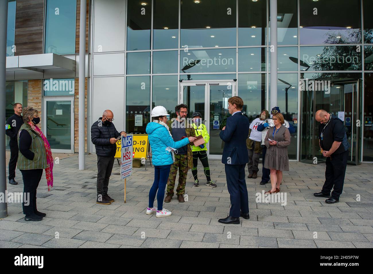 Aylesbury, Großbritannien. Oktober 2021. HS2 Ltd hat Land im Besitz des Buckinghamshire Council beschlagnahmt, das derzeit vom aktiven Widerstand gegen den HS2 Wendover besetzt ist, wo HS2 nun die Demonstranten vertreibt. Das Land war nicht Teil des Hybrid Bill. Die Demonstranten sagen, dass der von HS2 gegen HS2 erteilte Gerichtsbeschluss angeblich unter Verwendung von gefälschten Beweisen eines voilenten Konflikts zwischen den Demonstranten und HS2 erteilt wurde, der nach Meinung der Demonstranten nicht stattgefunden hat. Einheimische und Demonstranten gingen heute zu den Büros des Stadtrats von Buckinghamshire in Aylesbury, um ihnen ihre Fragen zu stellen. Direktor für Autobahnen und Verkehr Stockfoto