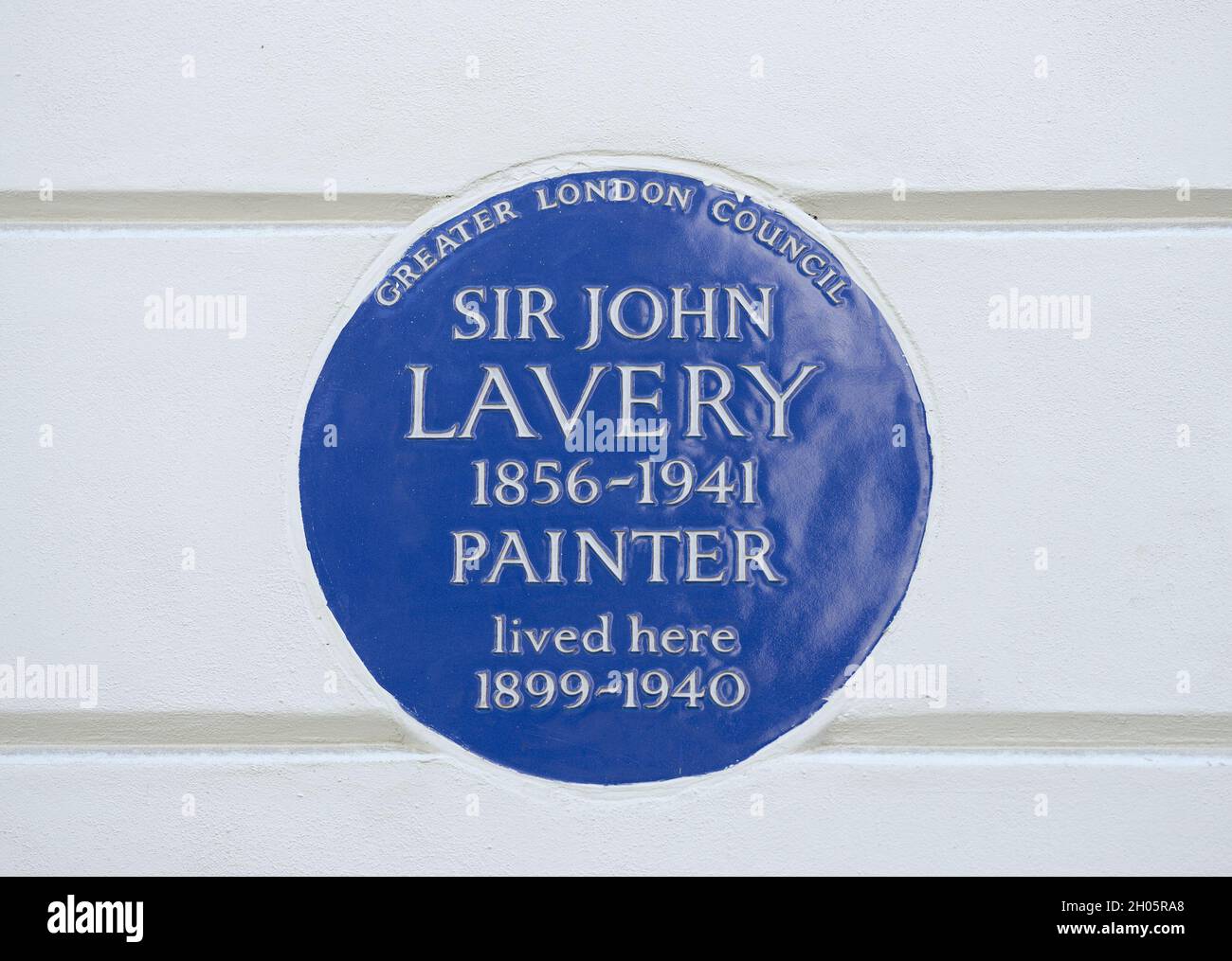 London, Großbritannien. Gedenktafel: 'Sir John Lavery 1856-1941 Maler lebte hier 1899-1940' am 5 Cromwell Place, Kensington und Chelsea, SW7. Stockfoto