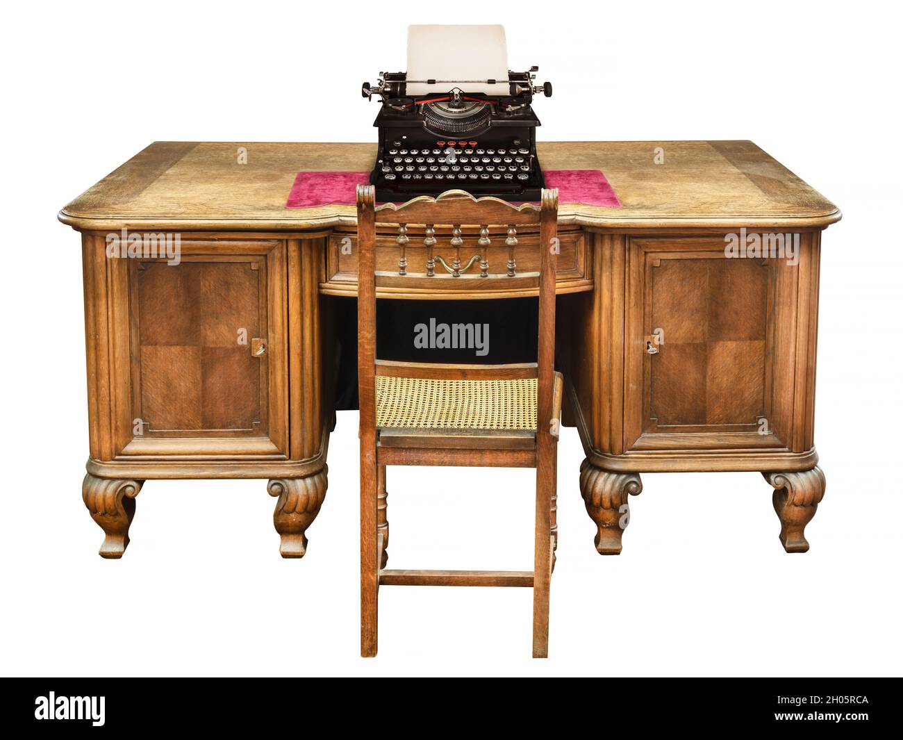 Uralter Holzschreibtisch mit Vintage-Schreibmaschine, isoliert auf weißem Hintergrund Stockfoto