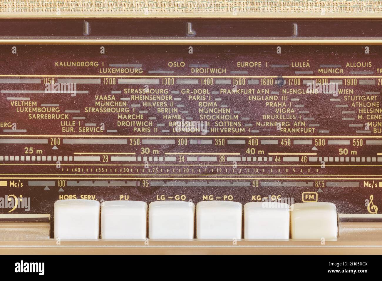 Retro-Stil Nahaufnahme eines Vintage-Radio mit Display zeigt europäische Städte Stockfoto