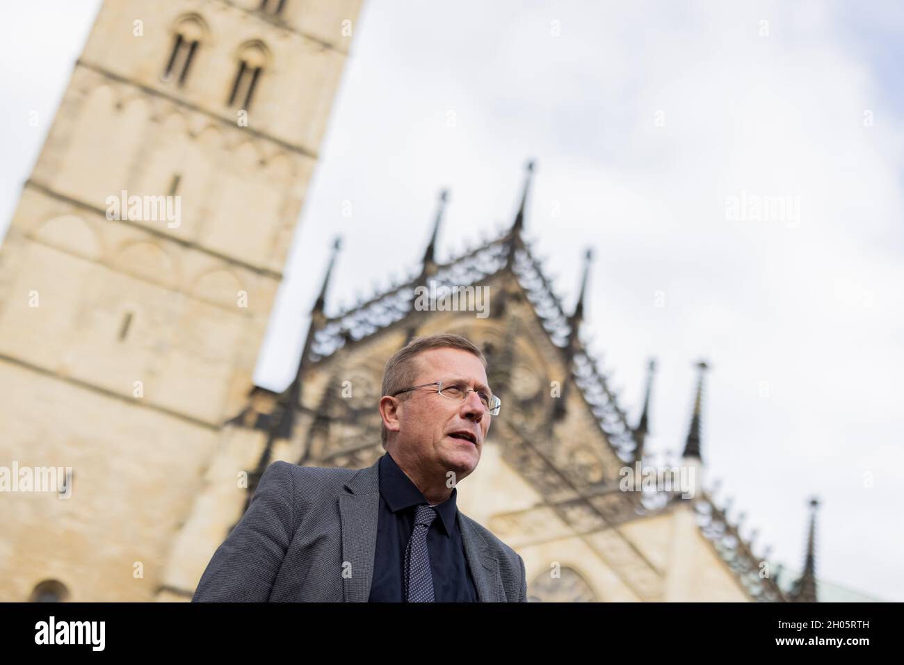 11. Oktober 2021, Nordrhein-Westfalen, Münster: Thomas Schüller, Theologe und Kanonikanwalt, steht vor dem Dom. Foto: Rolf Vennenbernd/dpa Stockfoto