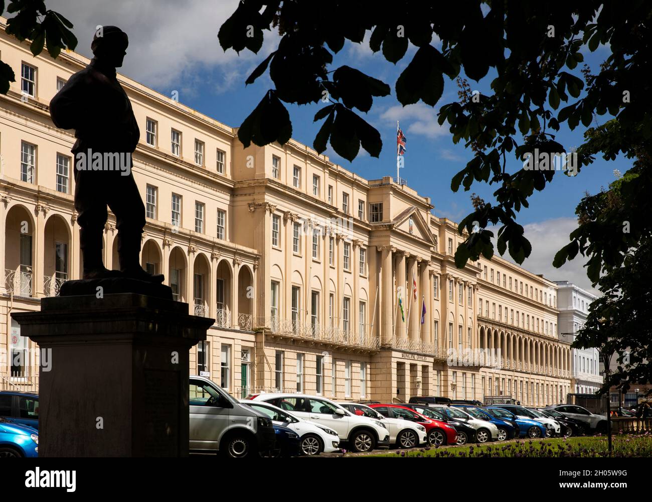 Großbritannien, Gloucestershire, Cheltenham, die Promenade, Stadtbüros und Silhouette der Statue von Dr. Edward Wilson Stockfoto