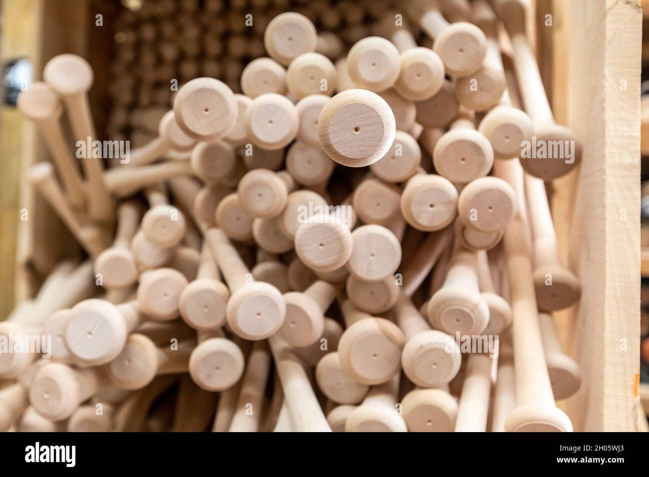 Brookville, Pennsylvania - Baseballschläger werden bei BWP Bats hergestellt. Das Unternehmen macht Fledermäuse für Profi- und Amateurspieler. Stockfoto
