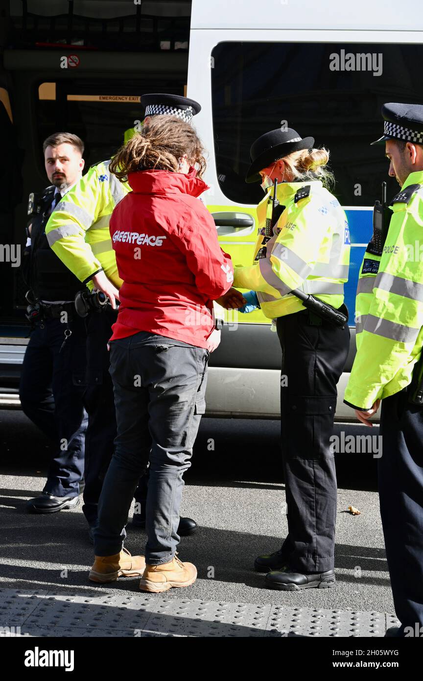 London, Großbritannien. 11/10/2021, ein Aktivist wird verhaftet. Greenpeace veranstaltete einen „Stop Cambo“-Protest in Whitehall mit einer ölgespritzten Statue von Boris Johnson, Downing Street, Westminster. Stockfoto