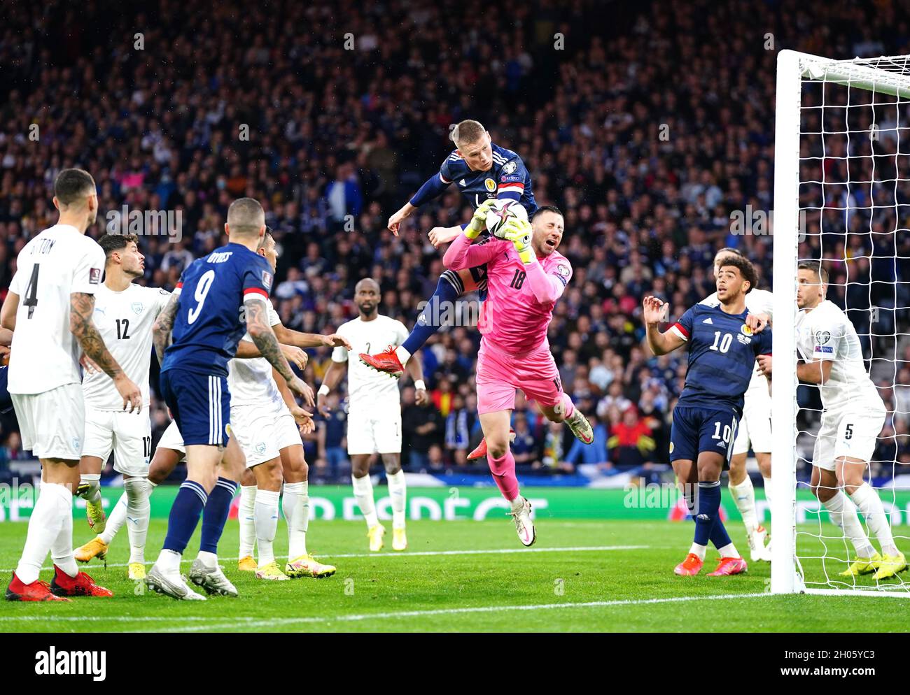 Der schottische Scott McTominay (links) und der israelische Torhüter Ofir Marciano kämpfen während des FIFA World Cup Qualifying-Spiels im Hampden Park, Glasgow, um den Ball. Bilddatum: Samstag, 9. Oktober 2021. Stockfoto