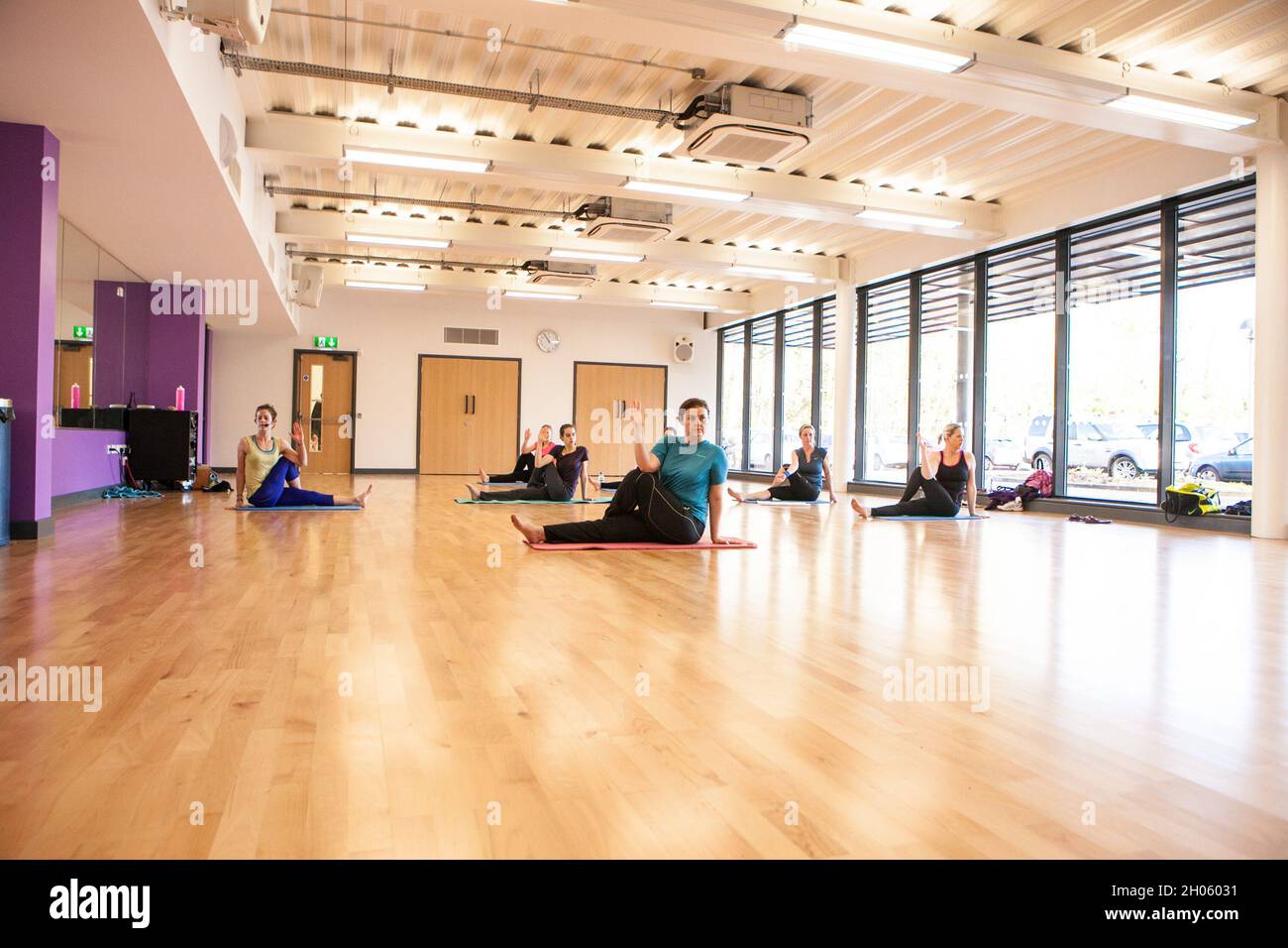 Yoga-Kurs in einem Freizeitzentrum Stockfoto