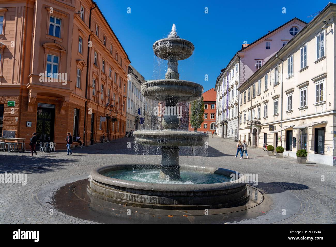 09.08.2021: Ljubljana, Slowenien: Ljubljana-Brunnen auf dem Novi trg-Platz . Stockfoto