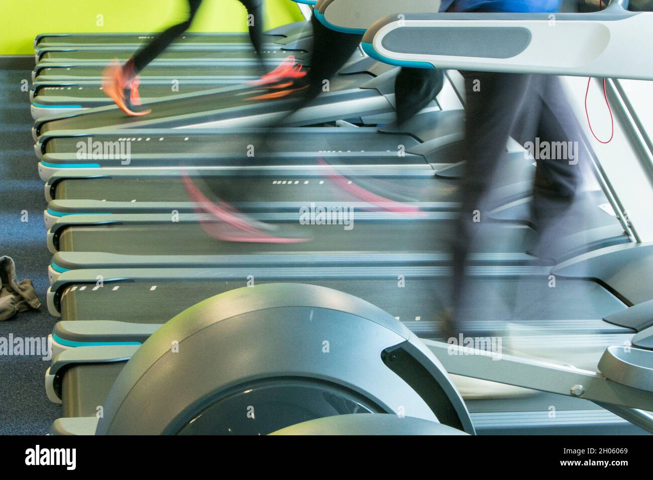 Läufer mit Laufmaschinen in einem Freizeitzentrum Stockfoto