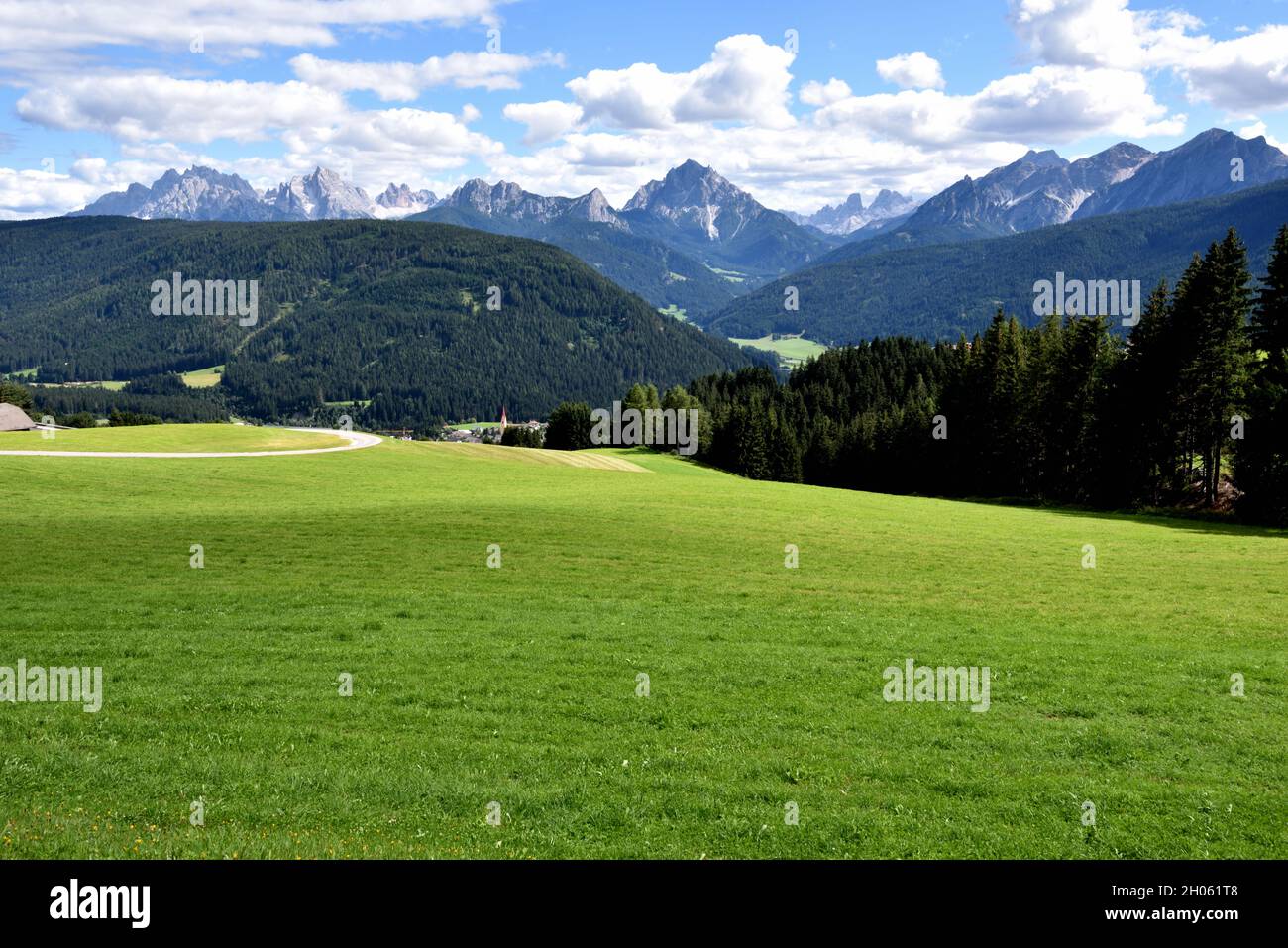 Von den Wiesen der Stadt Taisten aus kann man den Blick auf zahlreiche berühmte Gipfel der Dolomiten genießen Stockfoto