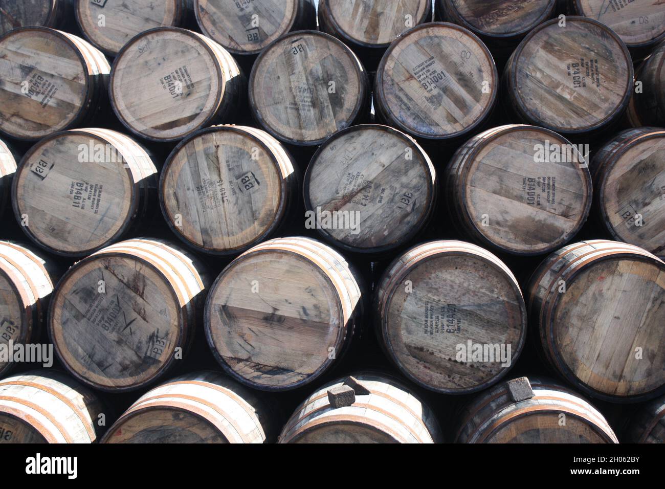 Foto mit einem sich wiederholenden Muster von Fässern aus einer Destillerie auf der Insel Islay Stockfoto