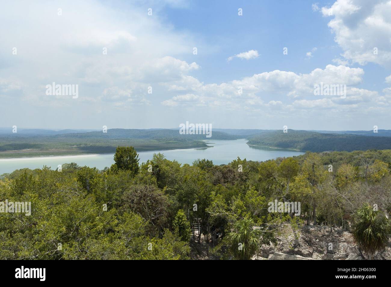 Yaxha im guatemaltekischen Dschungel, maya in Peten, Lagune Stockfoto