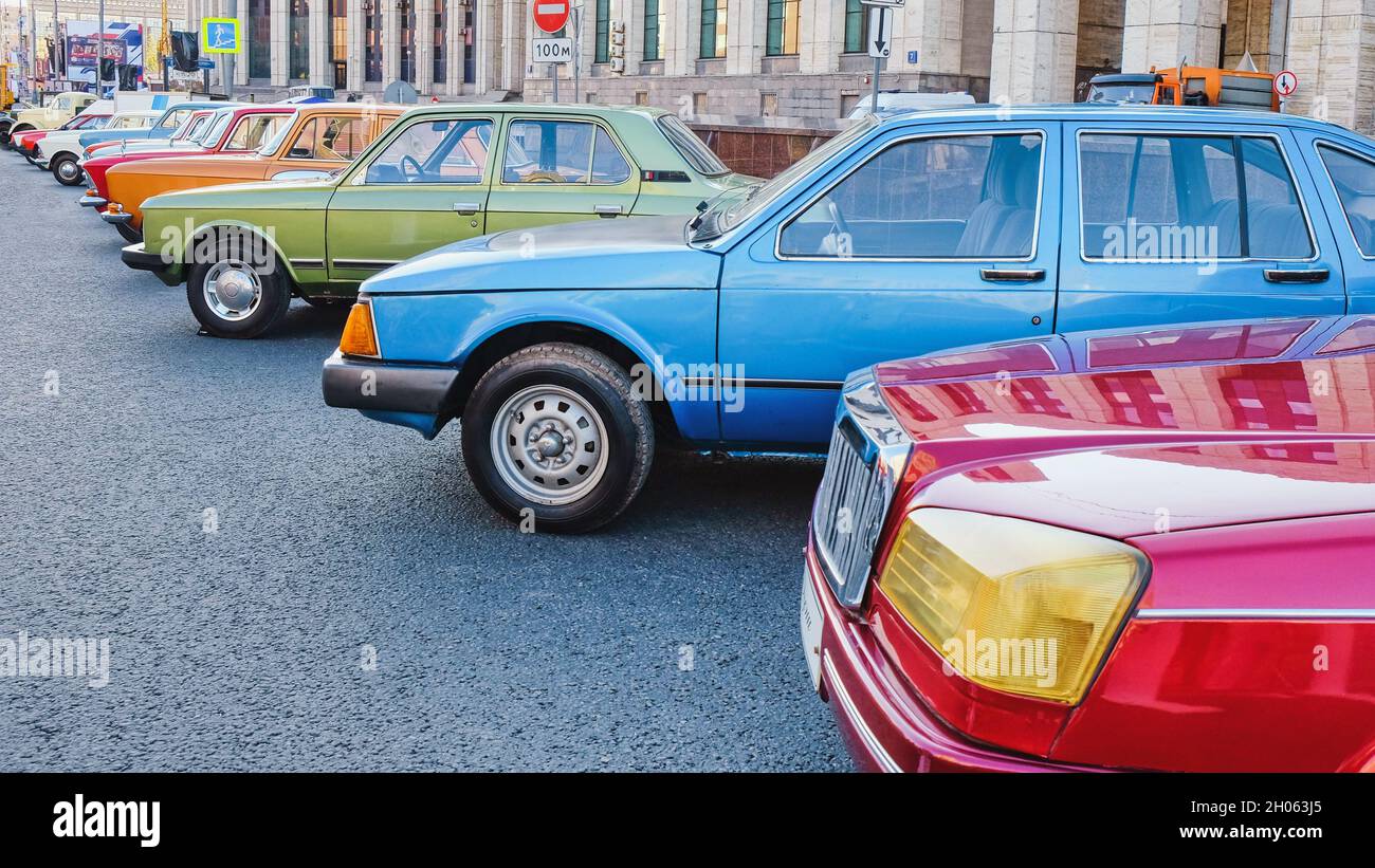 Perspektivischer Blick auf alte bunte sowjetische Retro-Autos im Freien. Reihe von Oldtimer aus der UdSSR-Ära. Stockfoto