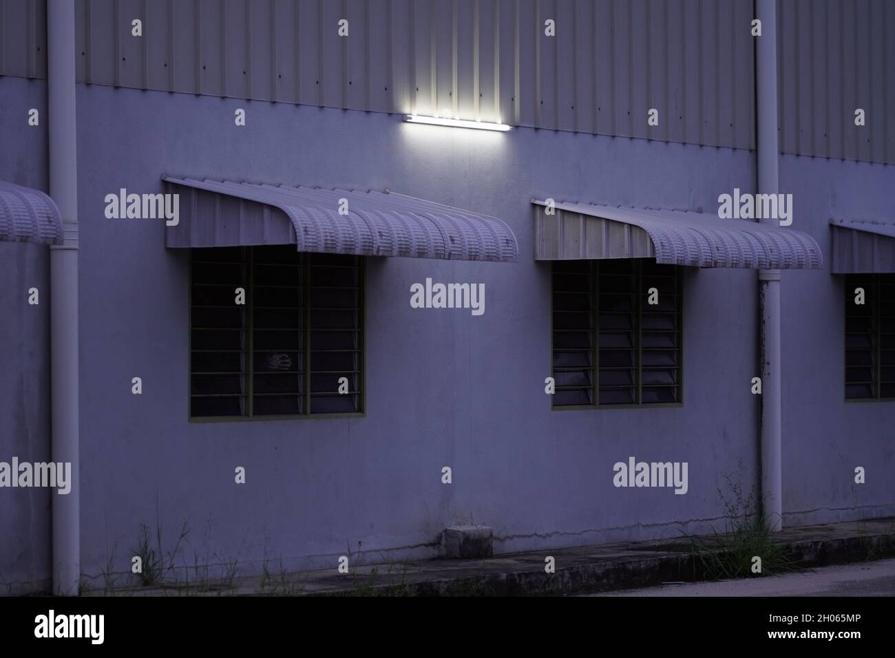 Die Lichtkulisse wird bei Dunkelheit in einem Hallengebäude über der Markise des Fensters eingeschaltet. Maghrib Zeit in Kuantan Malaysia. Stockfoto