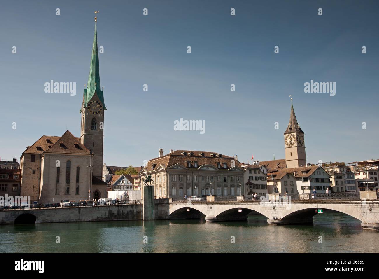 Zürich Waterfront mit Fraumünster und St. Peter Kirche Stockfoto
