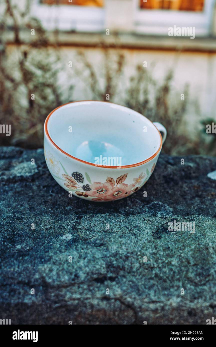 Leere china-Teetasse an einer Wand vor einem Haus Stockfoto