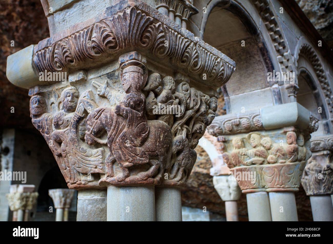 Kloster San Juan de la Peña erbaut unter einem großen Felsen als Unterschlupf im 10. Jahrhundert. Huesca, Spanien. Stockfoto