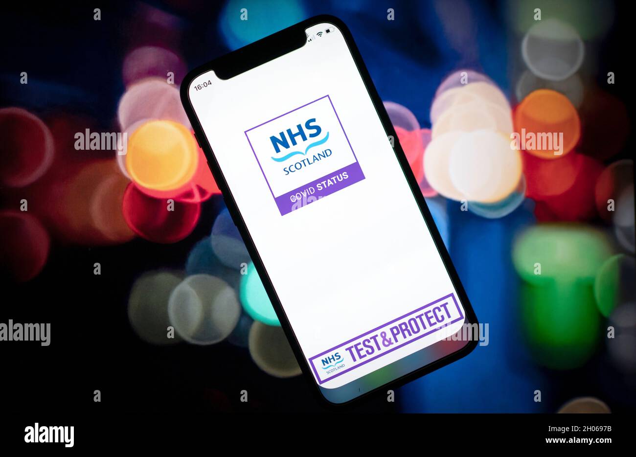 Ein Smartphone, das die Status-App von NHS Scotland Covid anzeigt. Bilddatum: Montag, 11. Oktober 2021. Stockfoto