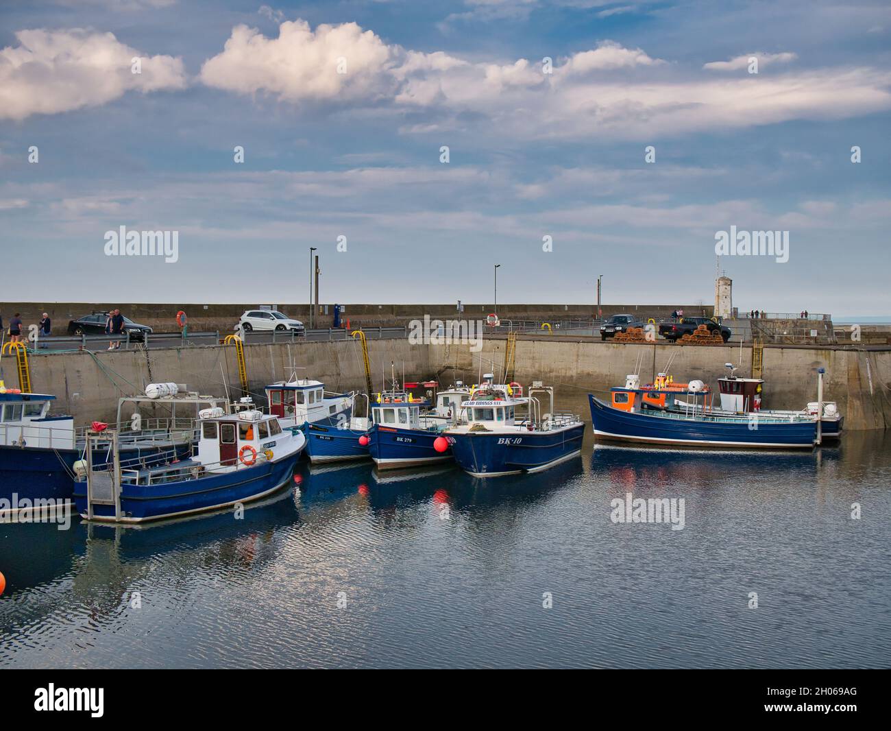 Mehrere Fischerboote vertäuten im Hafen von Seahouses an der Küste von Northumberland im Nordosten Englands, Großbritannien Stockfoto