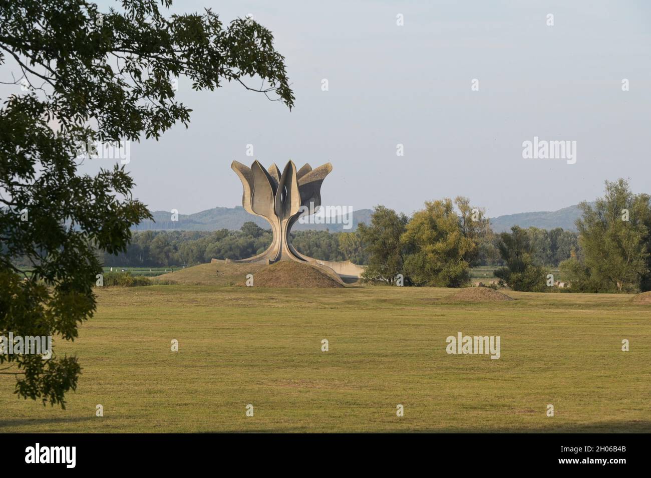 KROATIEN, Jasenovac, Denkmal STEINERNE BLUME des serbischen Architekten Bogdan Bogdanovic, Denkmal für die Opfer des Konzentrationslagers Jasenovac, in dem Juden, Sinti und Roma, Serben und Kommunisten vom kroatischen Faschisten Ustacha 1941-45 ermordet wurden Stockfoto