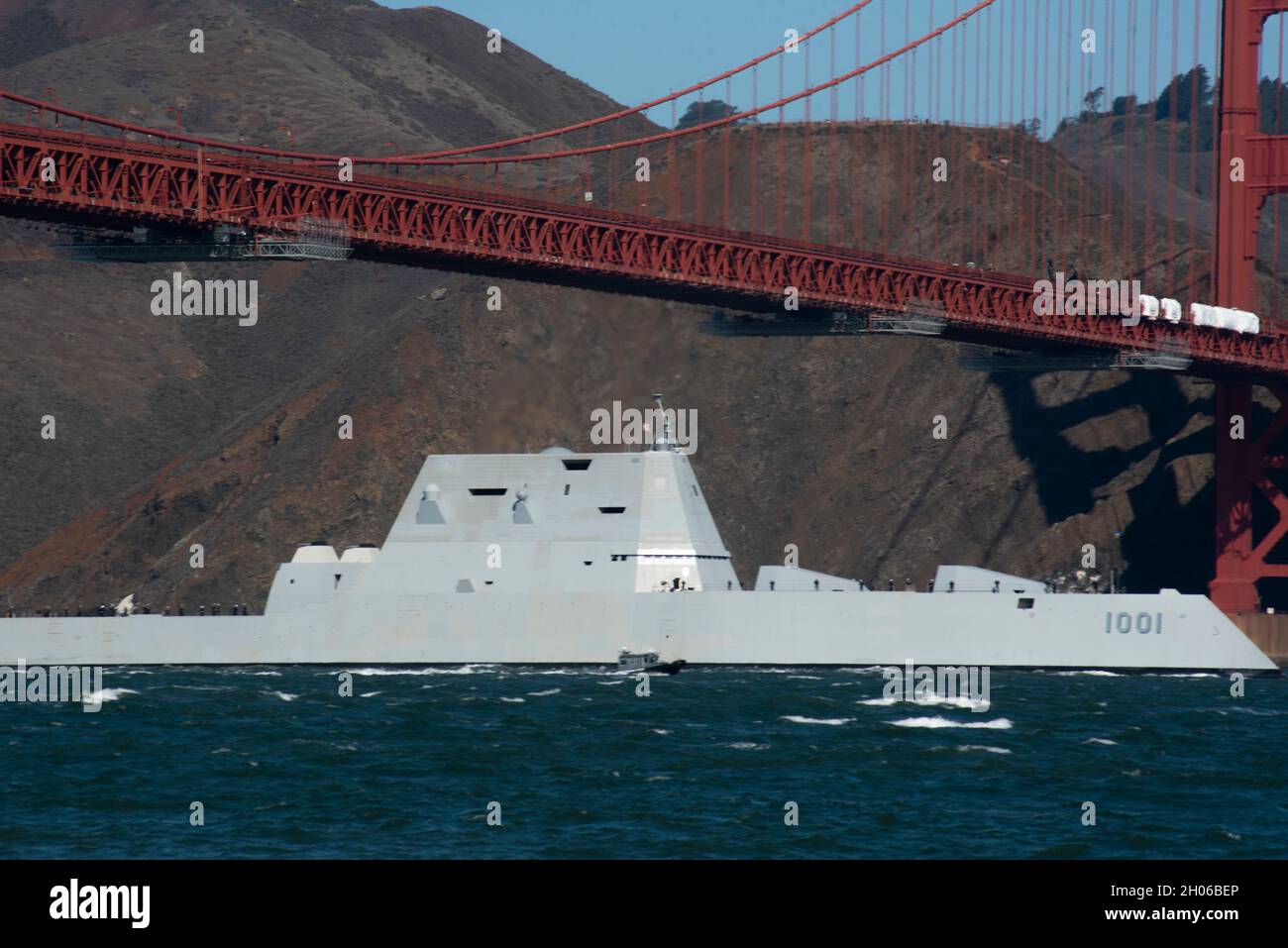 San Francisco, Usa. Okt. 2021. Der US Navy Zumwalt-Klasse Lenkflugkörper-Zerstörer USS Michael Monsoor durchfährt während der San Francisco Fleet Week am 2021. Oktober 8, 2021 in San Francisco, Kalifornien, die Golden Gate Bridge. Kredit: MC2 Hector Carrera/U.S. Navy/Alamy Live News Stockfoto