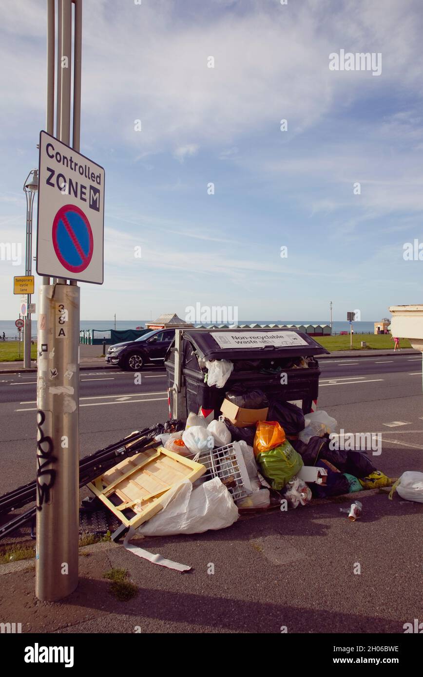 England, East Sussex, Hove, überlaufende Mülleimer während des Streiks der Müllsammler. Stockfoto