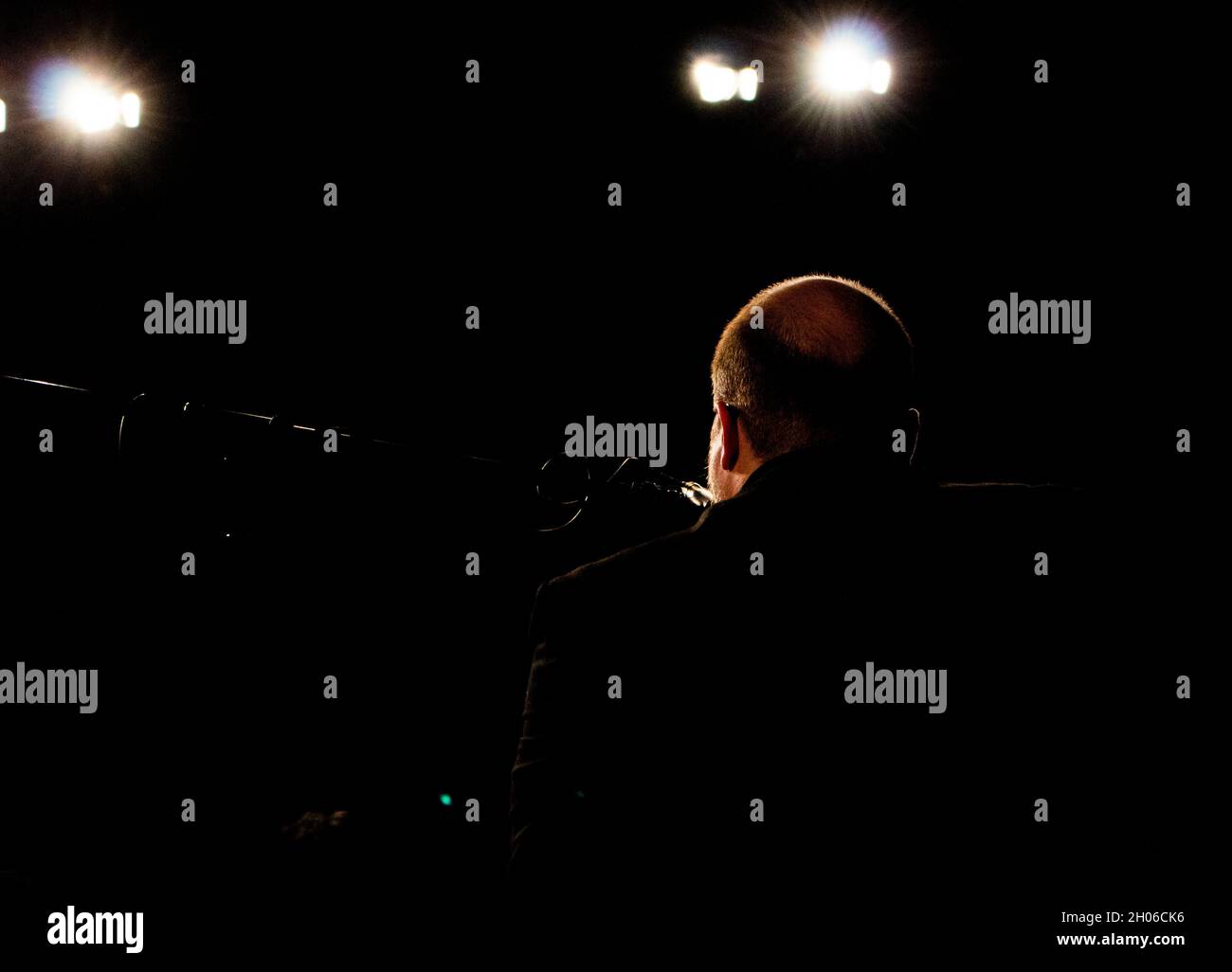 Ben Tracey erzählt für Stan Traceys Under Milk Wood und A Child's Christmas in Wales Suites im Herts Jazz Club von einer Band unter Clark Tracey Stockfoto