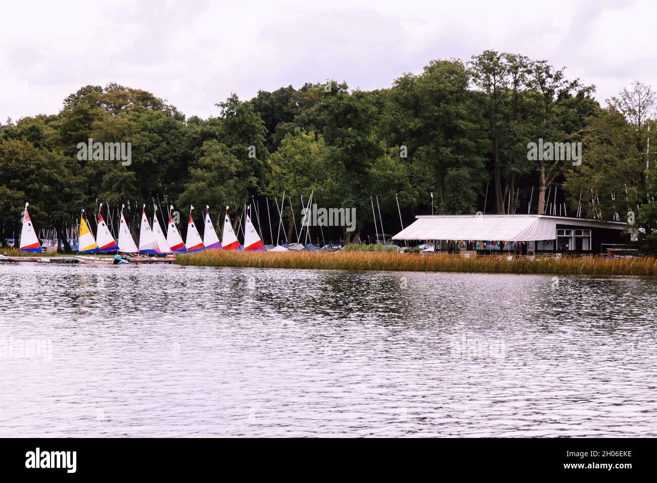 Frensham Pond Sailing Club aus Frensham Great Pond, West Surrey, England, Großbritannien, 2021. August Stockfoto
