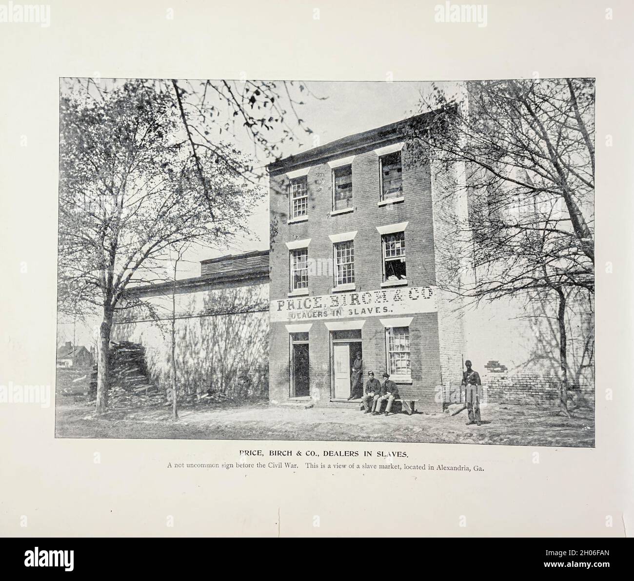 PREIS, BIRKE & CO., HÄNDLER IN SKLAVEN. Ein nicht ungewöhnliches Zeichen vor dem Bürgerkrieg. Dies ist ein Blick auf einen Sklavenmarkt in Alexandria, Georgia. Aus dem amerikanischen Bürgerkrieg Buch und Grant Album : 'Art Immortelles' : Eine Mappe aus Halbton-Reproduktionen von seltenen und teuren Fotografien, die die Erinnerung an General Ulysses S. Grant verewigen sollen und Szenen und Vorfälle im Zusammenhang mit dem Bürgerkrieg darstellen, veröffentlicht in Boston und New York von W. H. Allen im Jahr 1894 Stockfoto
